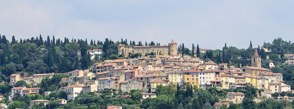 Comment organiser un séjour en Provence avec des cours de cuisine provençale et des visites de vignobles locaux?